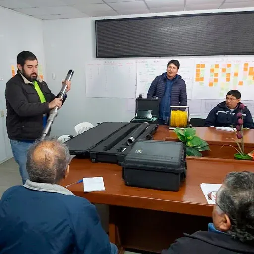 El estudio del comportamiento del terreno, mediante la aplicación de la Ingeniería Geológica, la mecánica de suelos y/o la mecánica de rocas.
