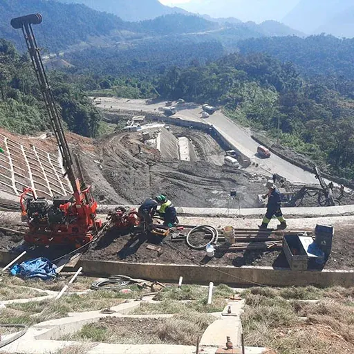 Monitoreo cuantitativo del comportamiento del terreno y las obras, mediante diferentes tipos de instrumentación.
